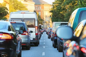 Mit der Kfz-Steuer zahlt man auch für die Be- und Abnutzung der Straßen.