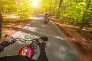 Wer sein Motorrad nur einige Monate im Jahr nutzt, kann mit einem Saisonkennzeichen Steuern sparen.